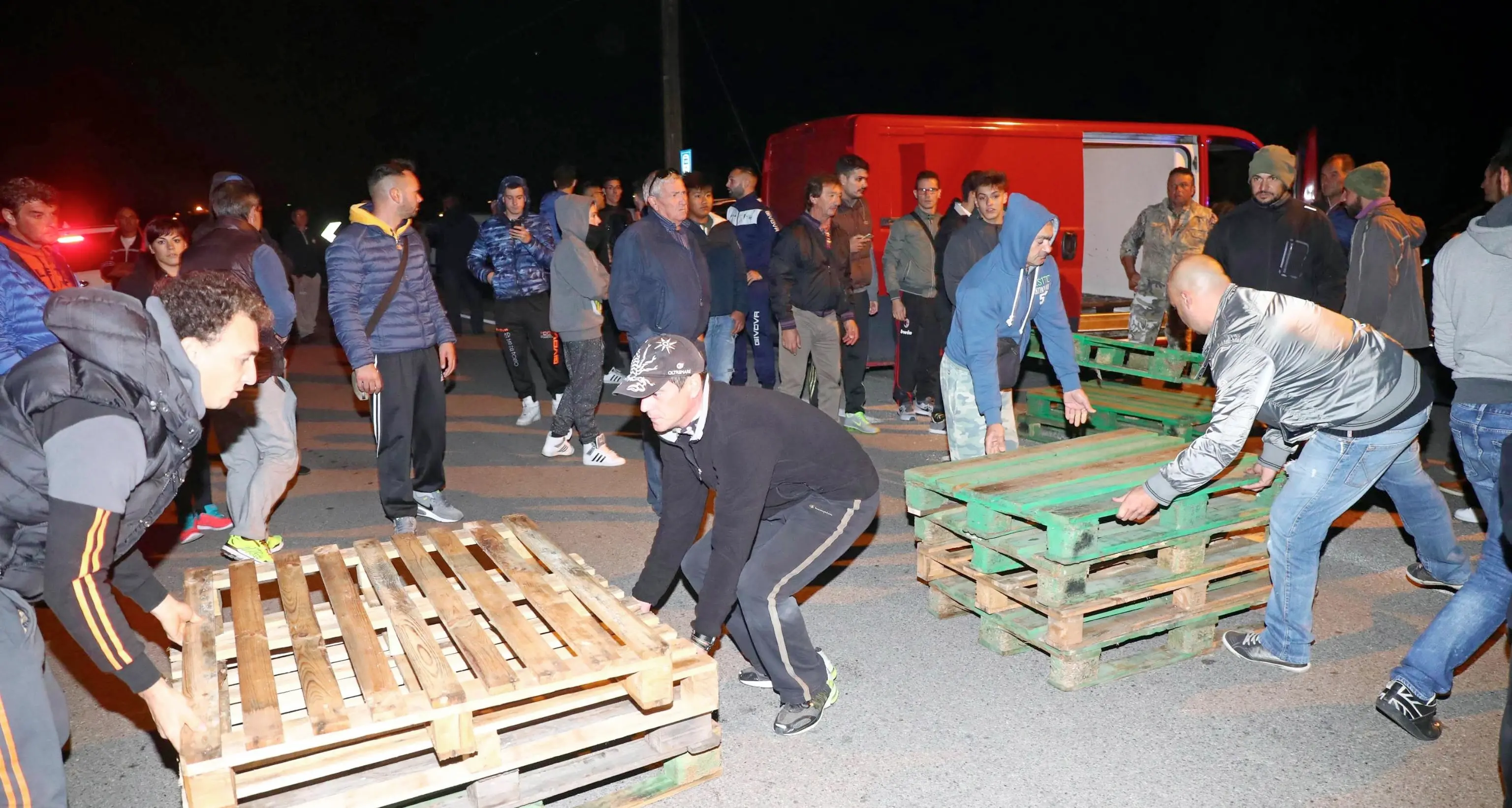 Goro, arrivano i profughi: barricate per fermare 11 donne e 8 bambini