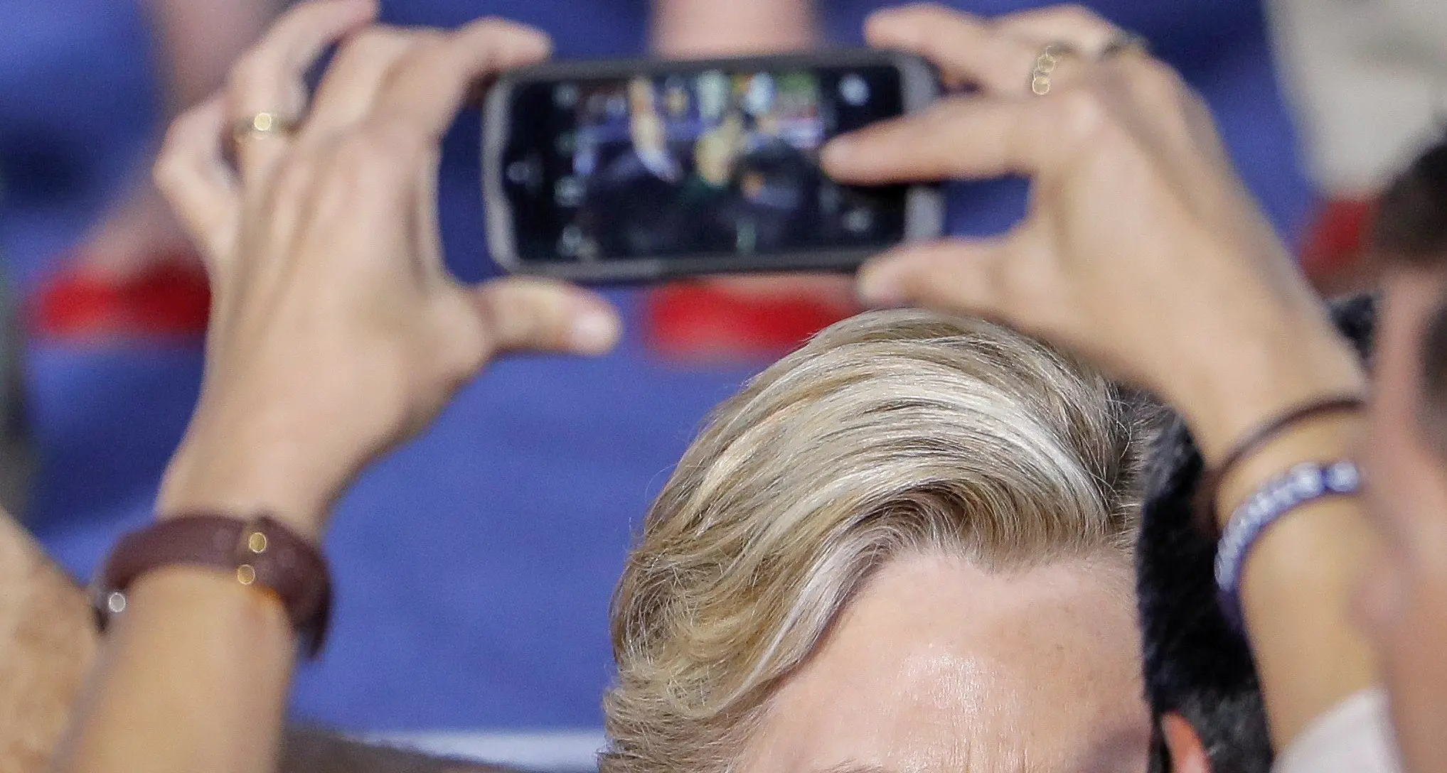 Più forte degli scandali Hillary vola nei sondaggi