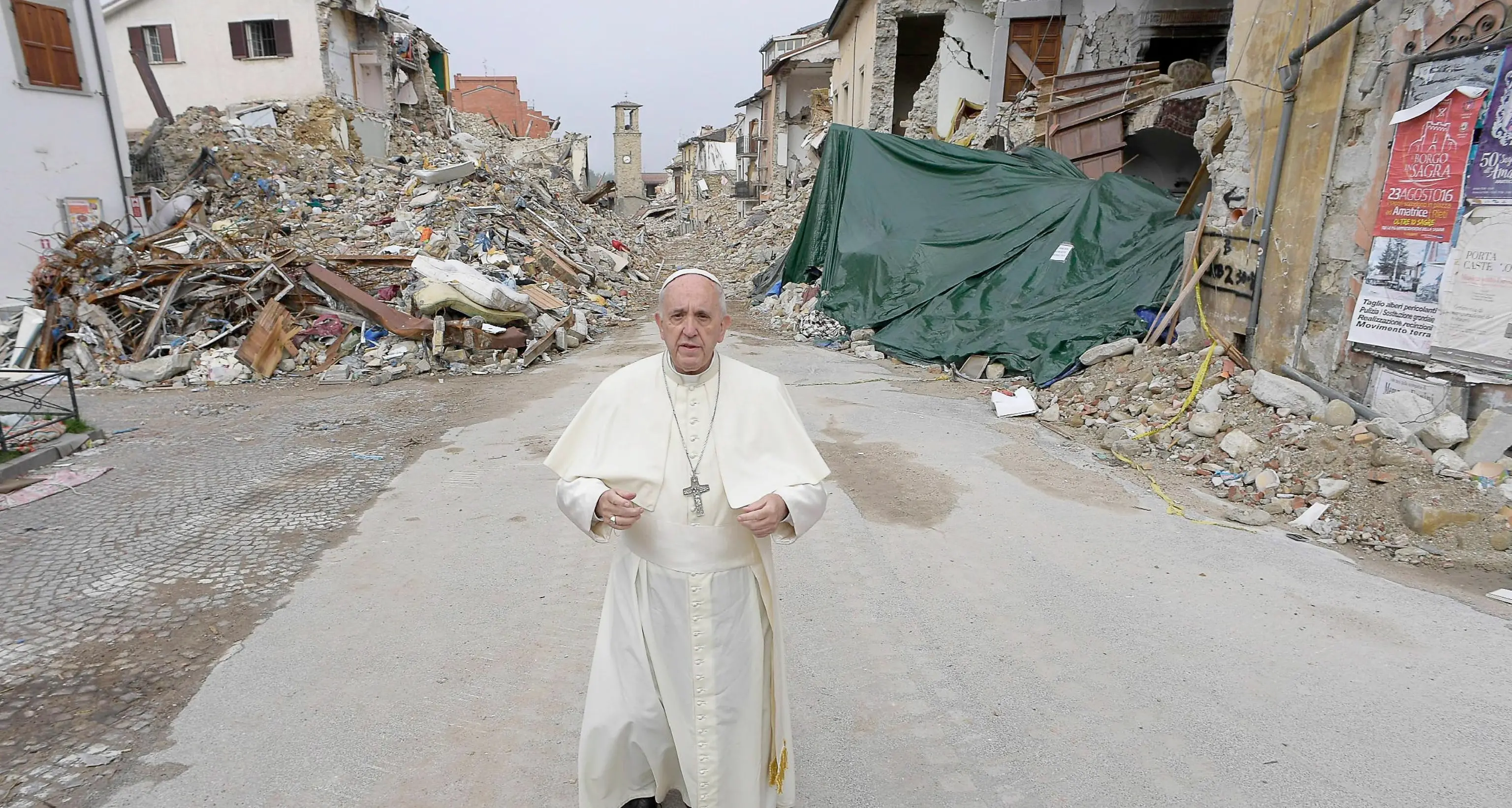 Visita a sorpresa del Papa ad Amatrice Francesco nella scuola del Trentino