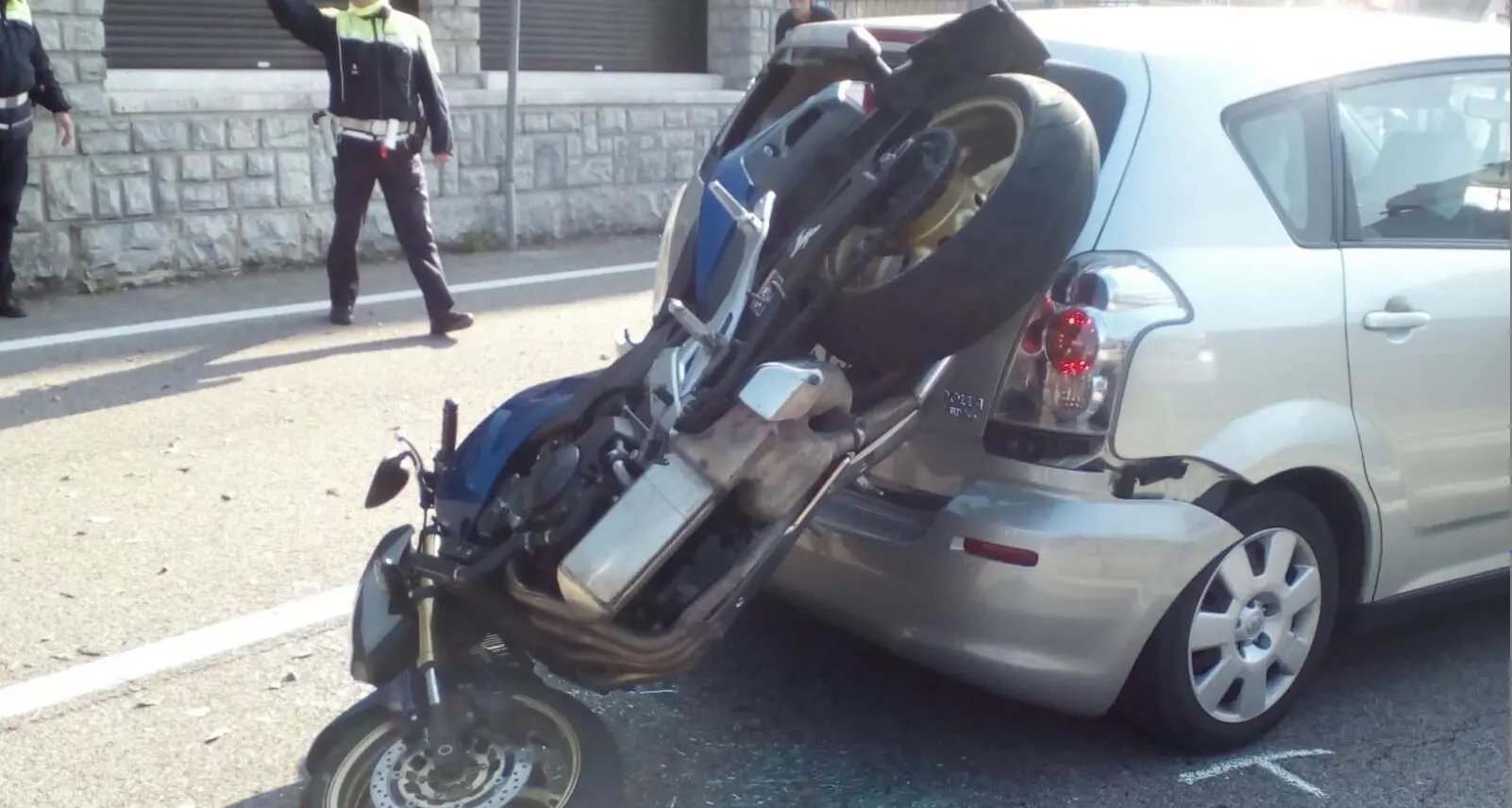 Scontro auto-moto a Torbole, feriti due centauri mantovani
