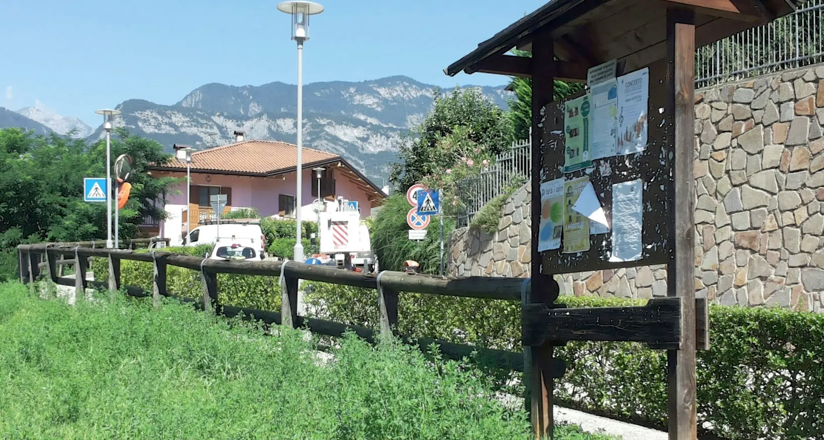 Pressano, finiti i lavori in via Pilati ora la staccionata in via Furli