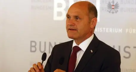 Ballottaggio presidenziale Austria in crisi per la colla