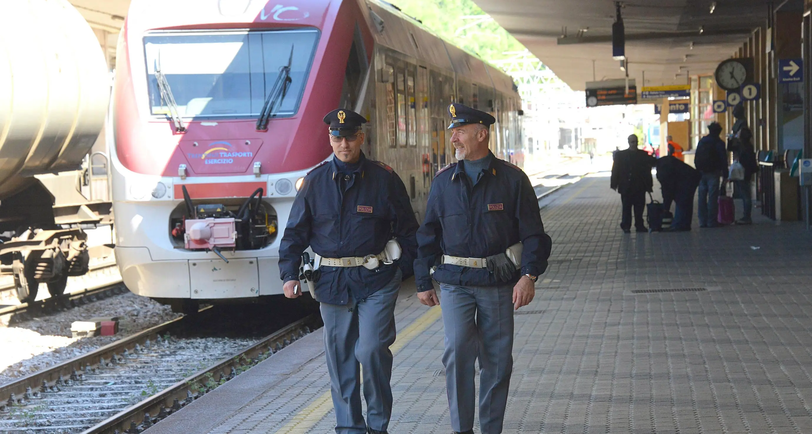 In treno senza biglietto si \"attaccano\" alla coda