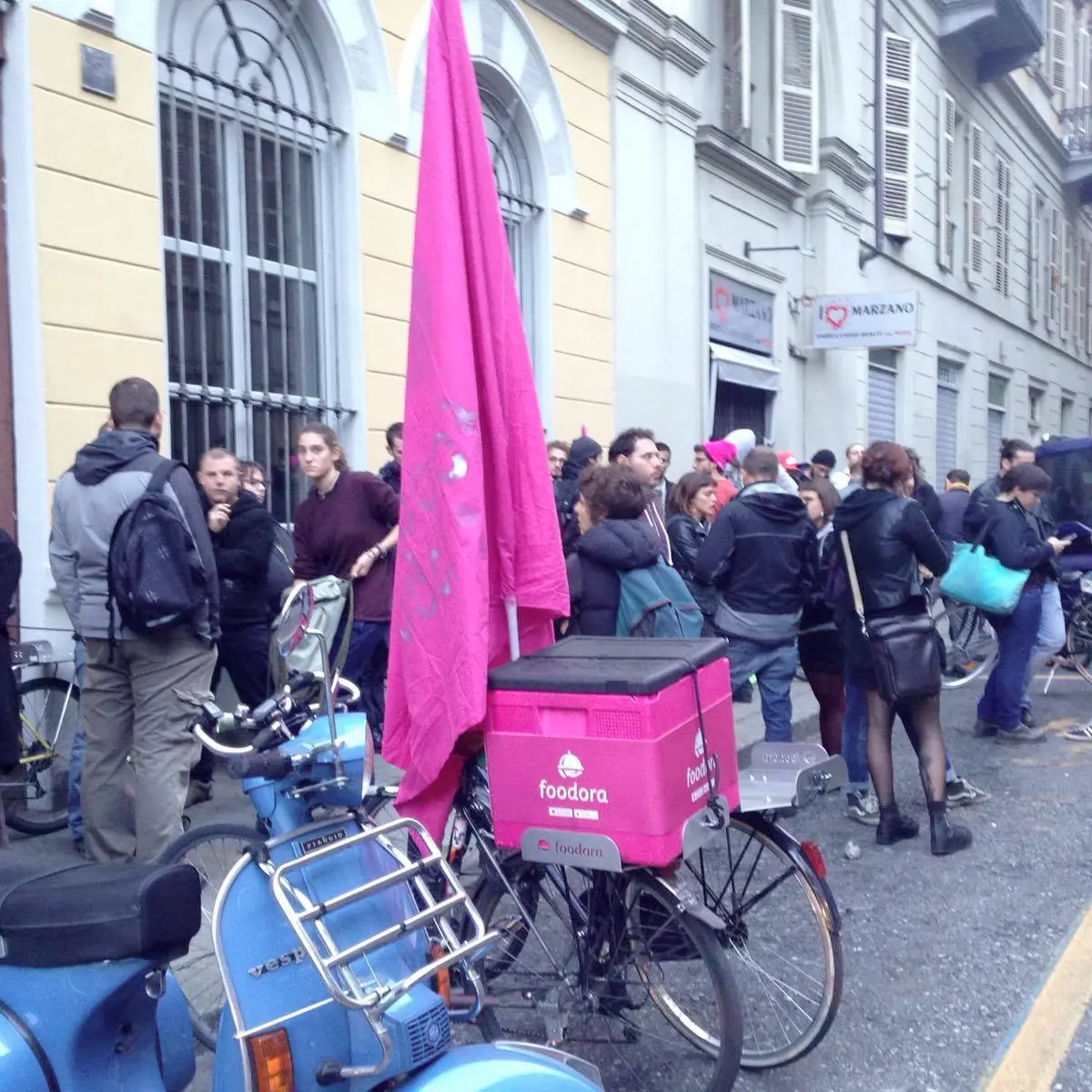 New economy e cottimo: i corrieri delle pizze protestano con Foodora