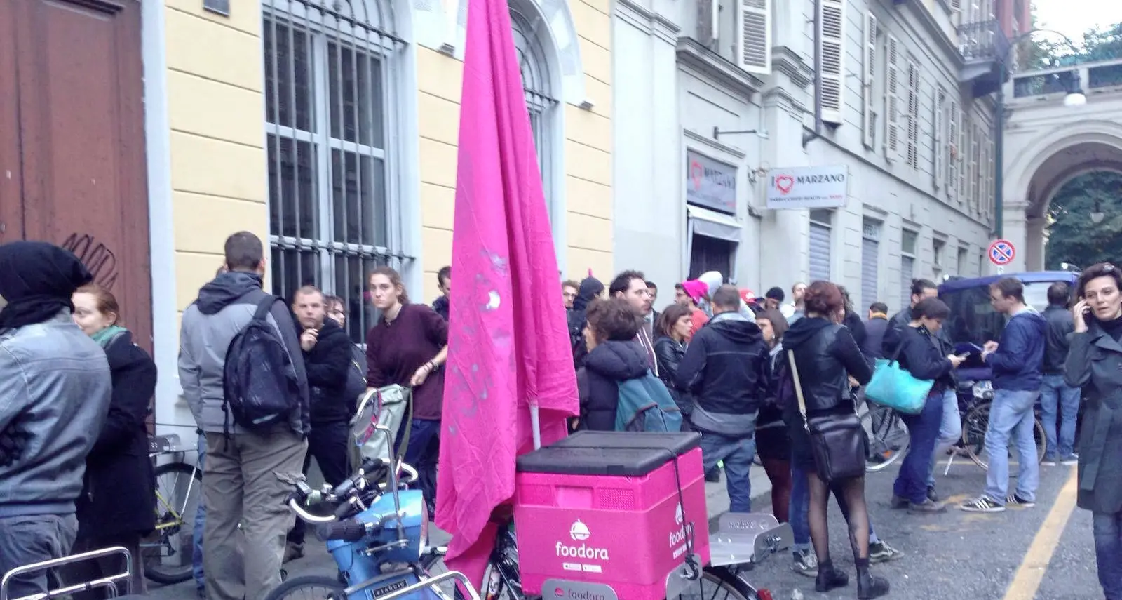 New economy e cottimo: i corrieri delle pizze protestano con Foodora