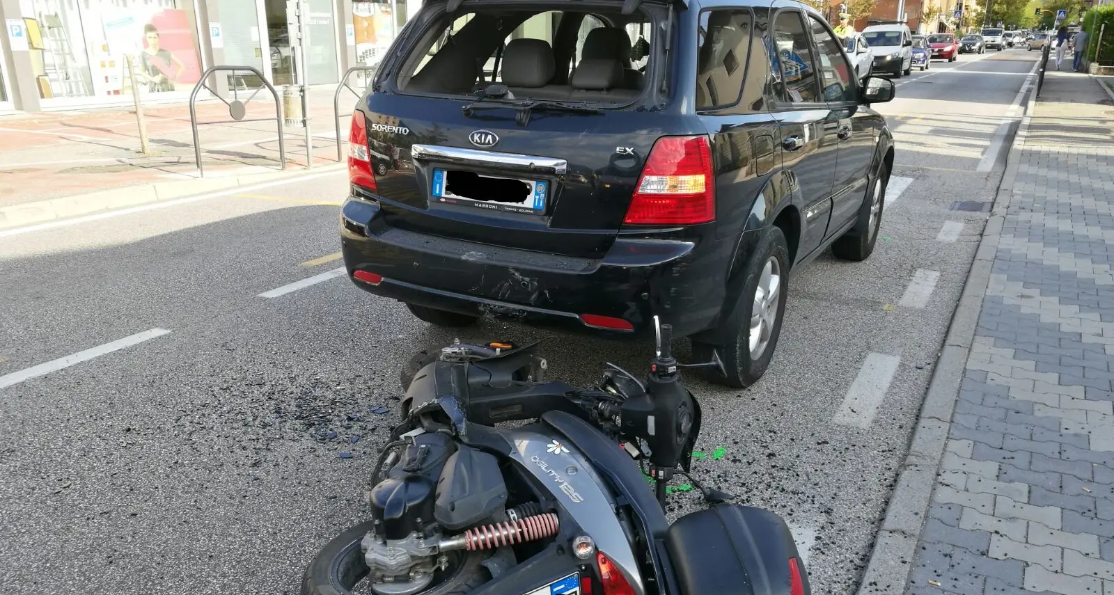 Scontro auto-moto in città Ferito un motociclista