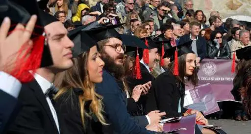 Piazza Duomo inondata di laureati Andreatta: «Il Paese ha bisogno di voi»