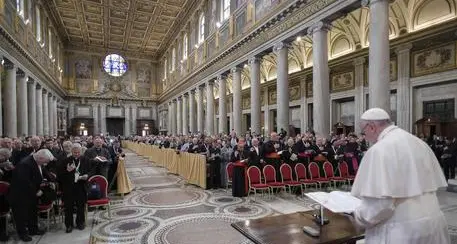 Papa a preti, non siate attaccati denaro