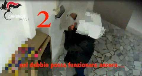 Furbetti del cartellino nel Napoletano, scatola in testa per nascondersi