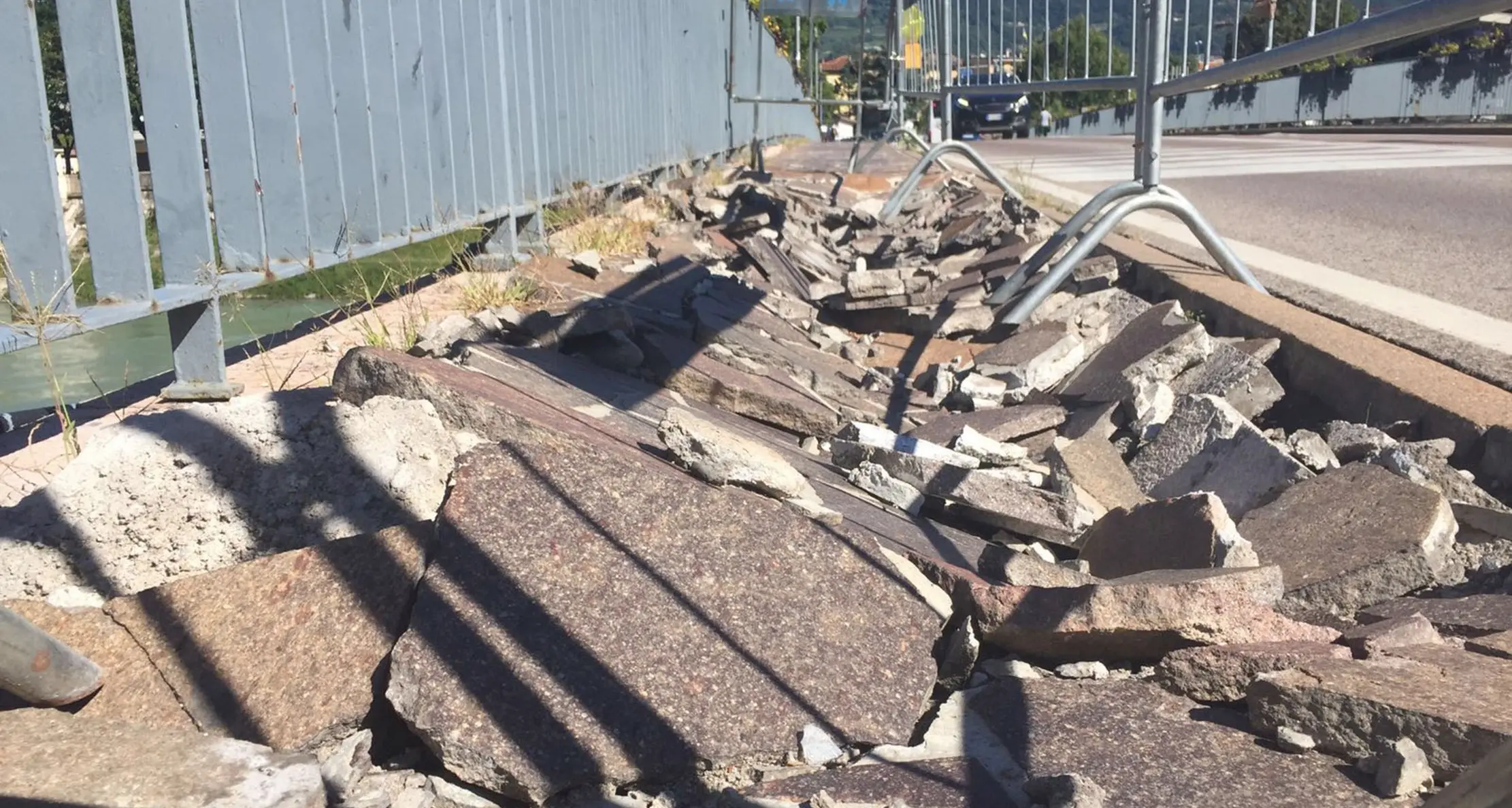 Ponte di S. Lorenzo: camion devasta tratto di marciapiede