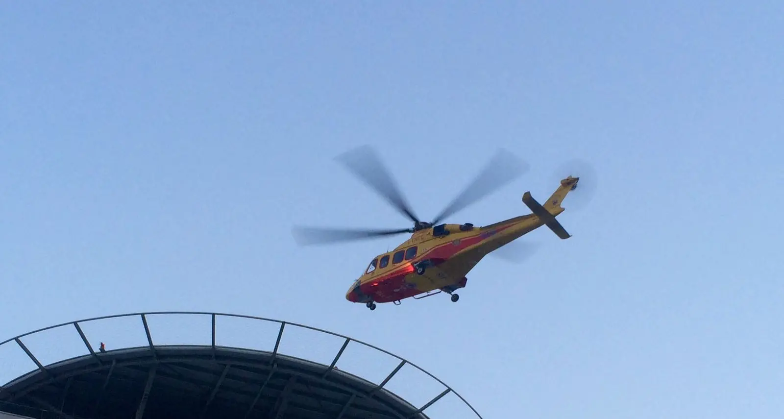 Levico, si ferisce con la motosega Uomo soccorso dall'elicottero