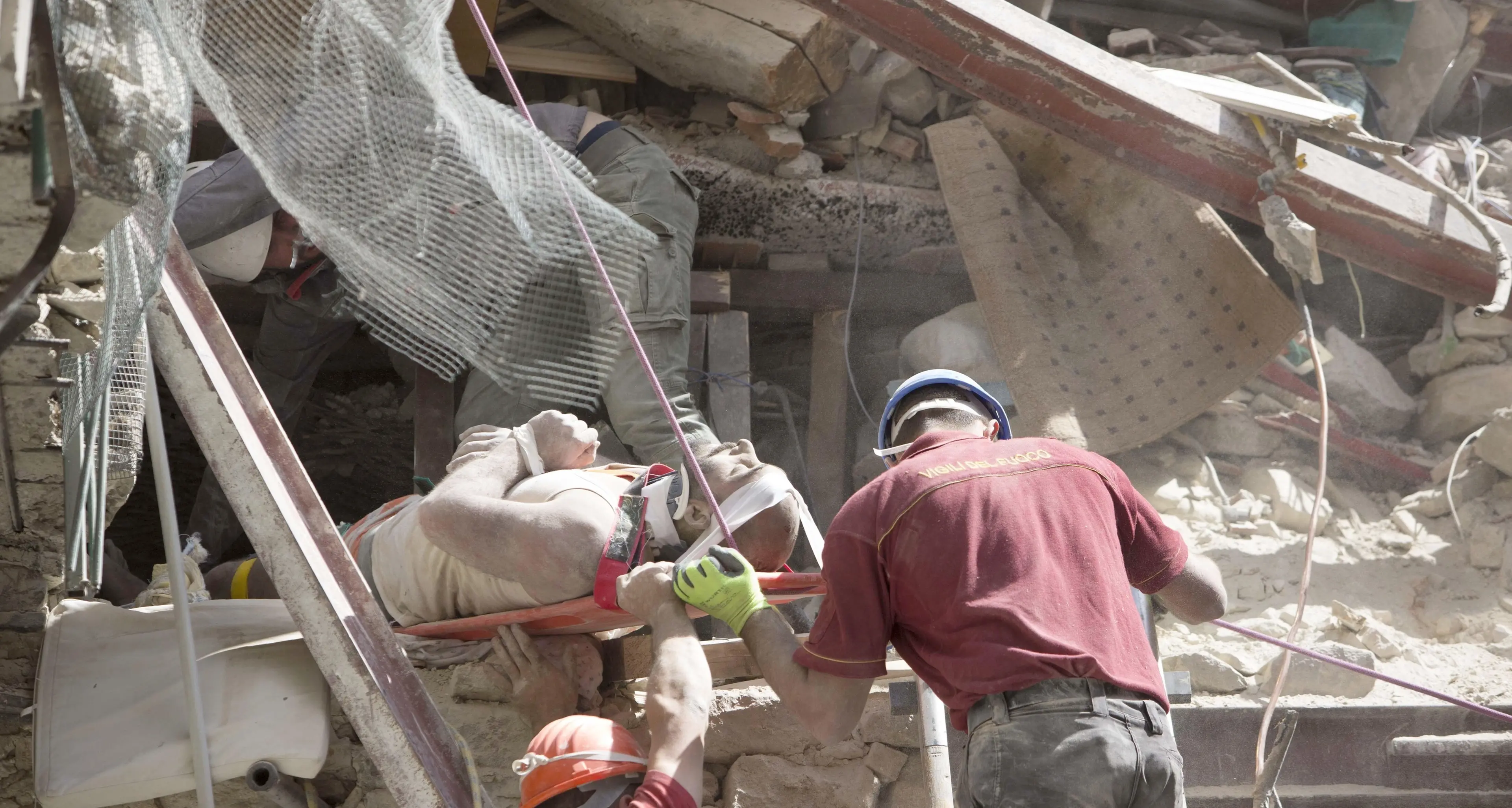 Sisma, Renzi ad Amatrice Si scava fra le macerie