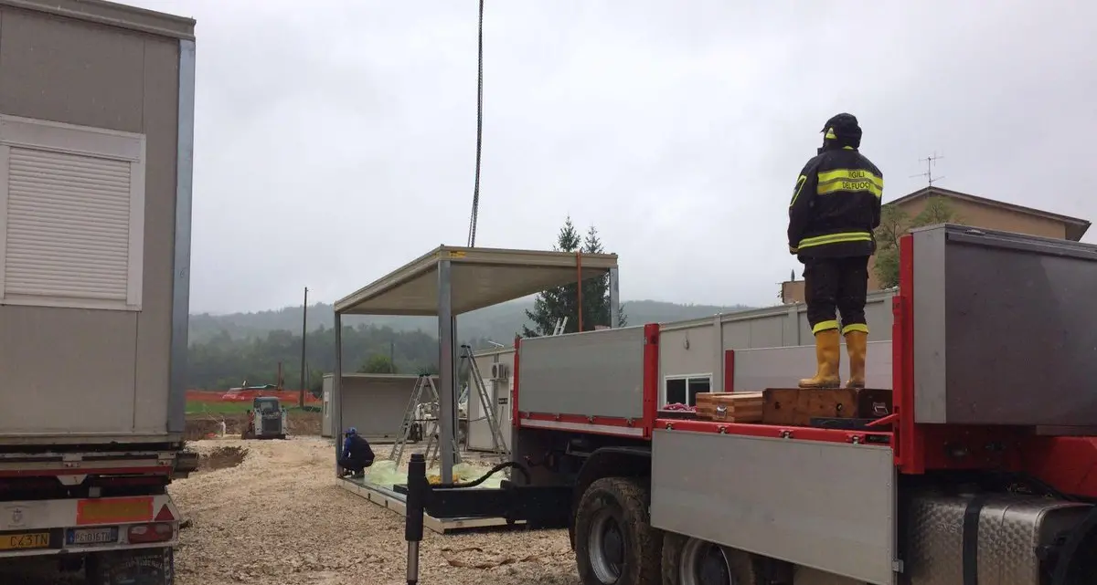 Amatrice, la pioggia non ferma i lavori per la nuova scuola