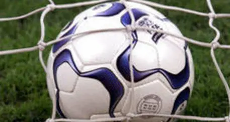 \"Lava i piatti\", arbitra ferma partita