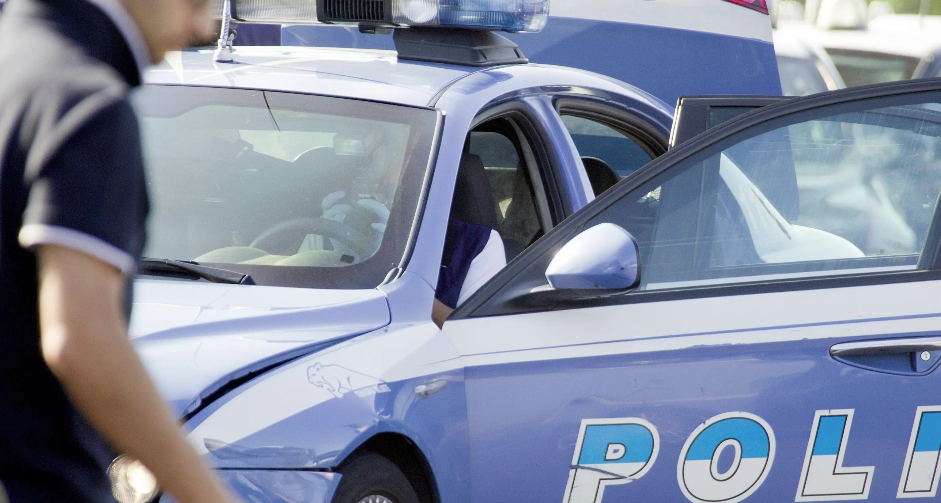 Falsifica la targa dell’auto con un pennarello