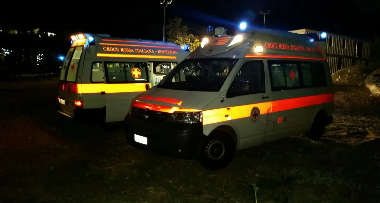 Furgone si ribalta in A22 Tre persone ferite