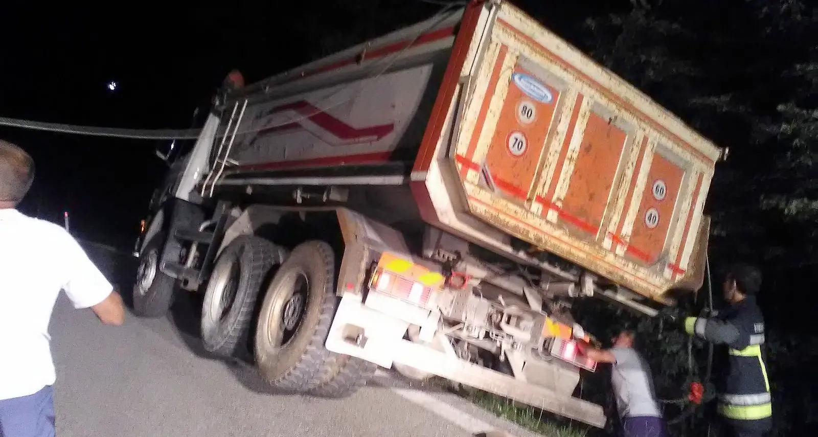 Camion finisce fuori strada Ore di lavoro per liberarlo