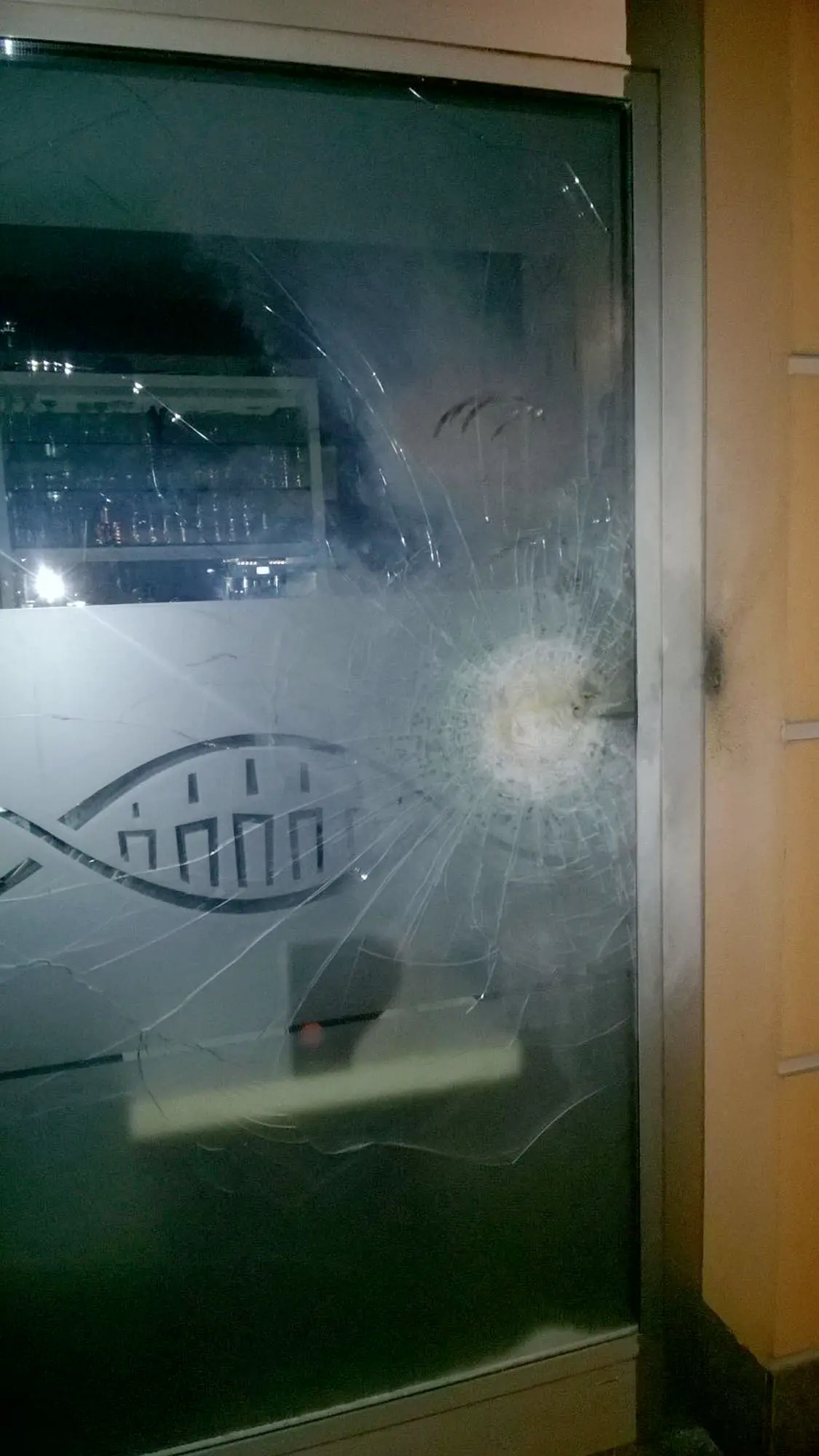 Sassate e un petardo contro il bar «Dna» Un uomo incappucciato ripreso dalle telecamere