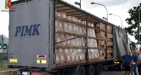 Profugo viaggia per 400 km legato con le cinghie sotto un tir
