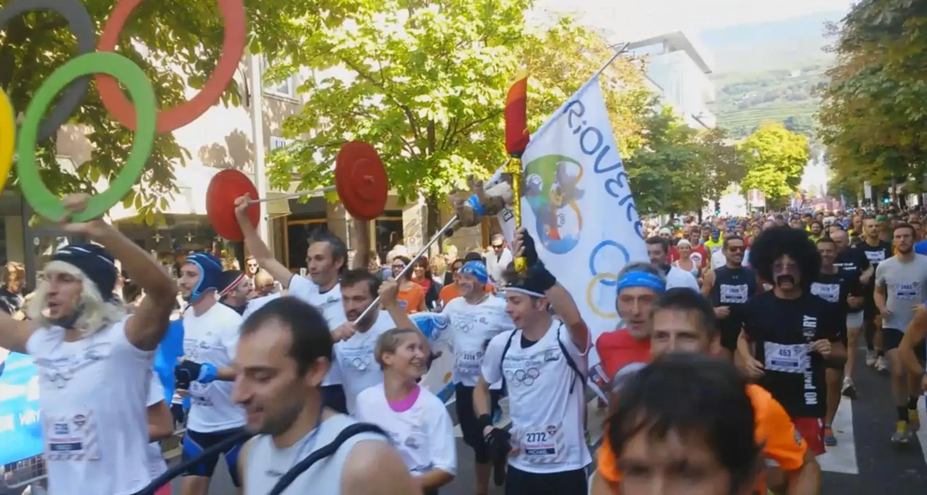 StrongmanRun, ecco la corsa pazza Sfida agli ostacoli, tra parrucche e risate