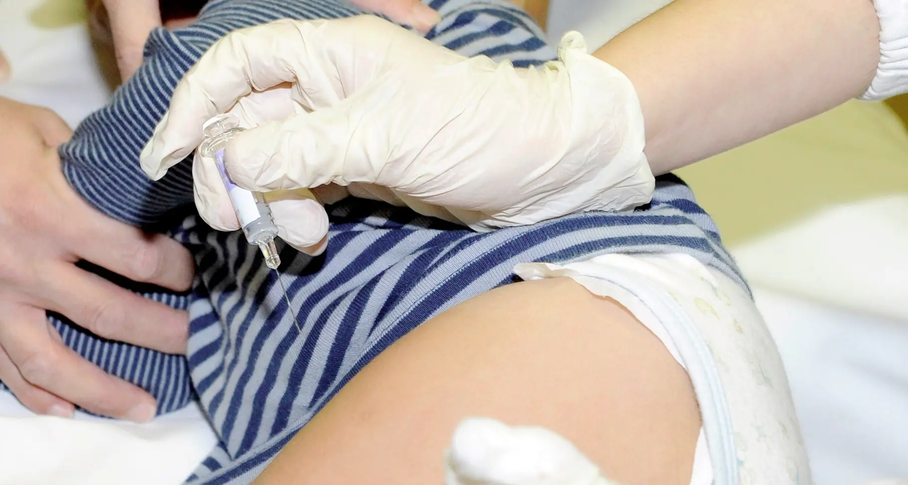 Ex medico, NoVax, cerca «bambino per un esperimento», polemica dei virologi