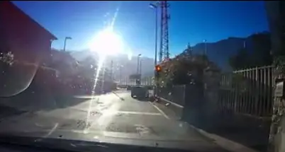 Sorpassa e sfreccia con il semaforo rosso La telecamera riprende la folle manovra