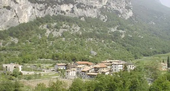 Guida alpina cade in parete, in fin di vita