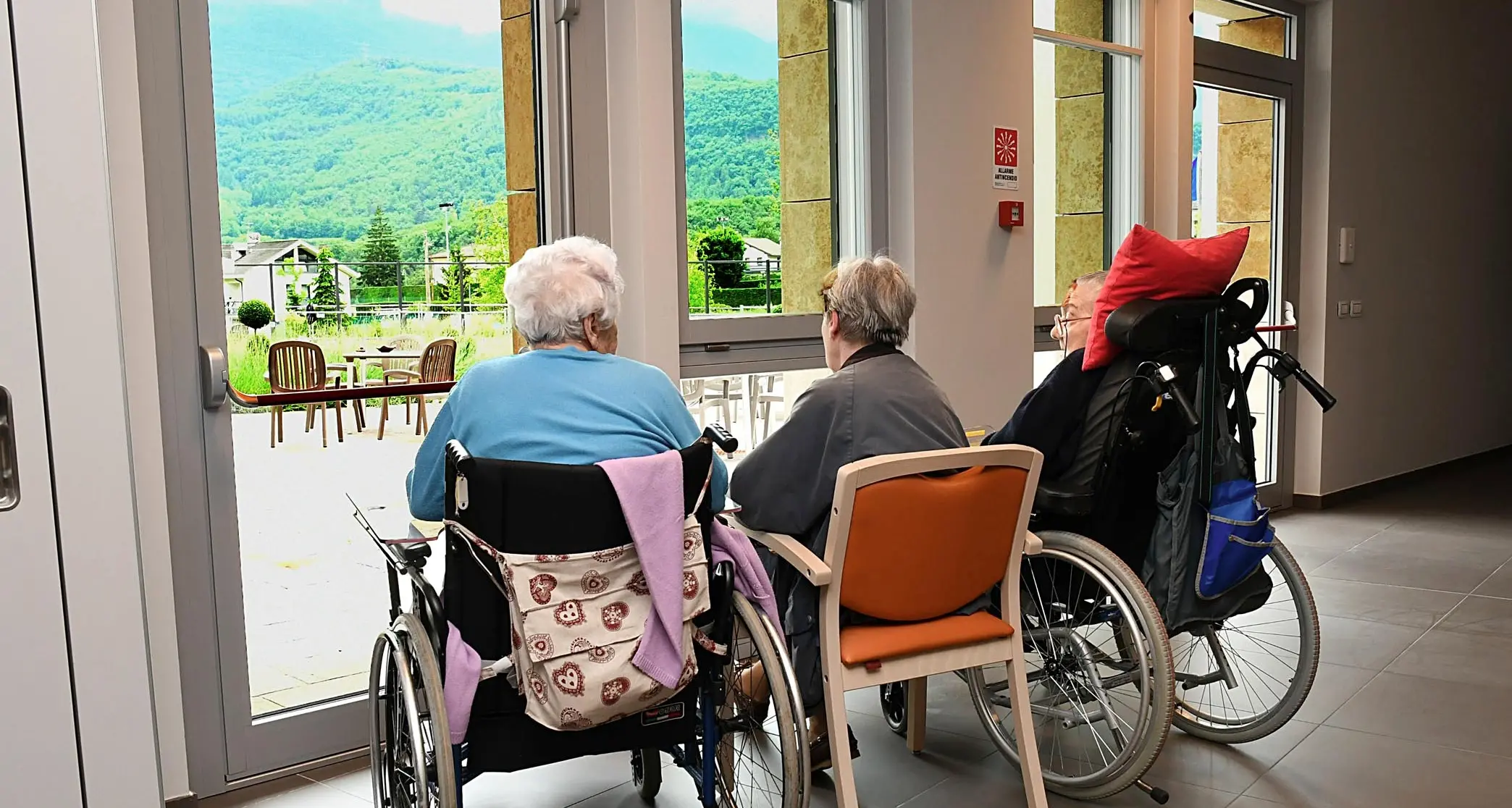 Bestemmie, minacce, urla Guardie in casa di riposo