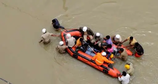 India, crolla un ponte Precipitano auto e bus
