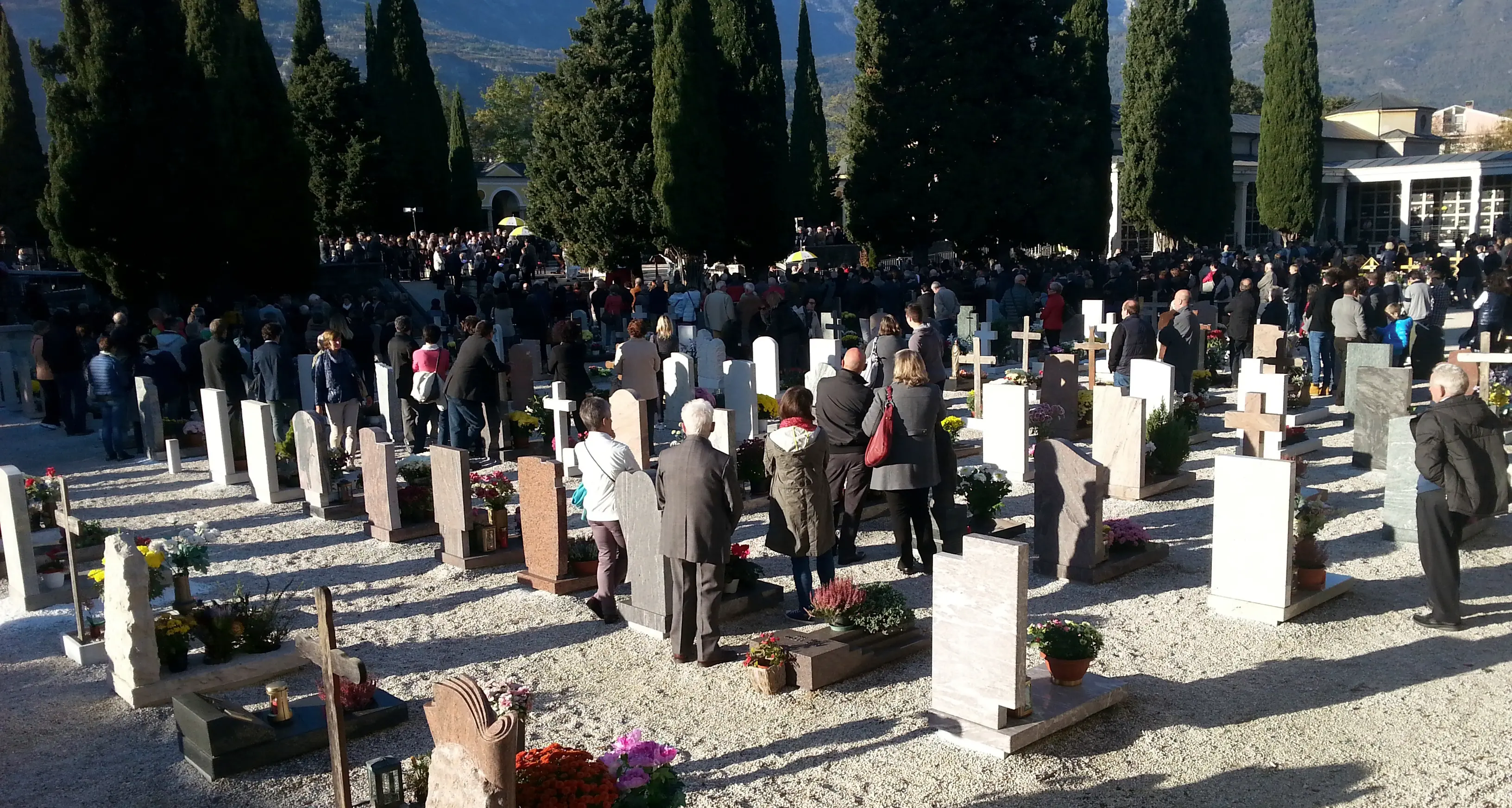Atti osceni tra le tombe al cimitero di Rovereto