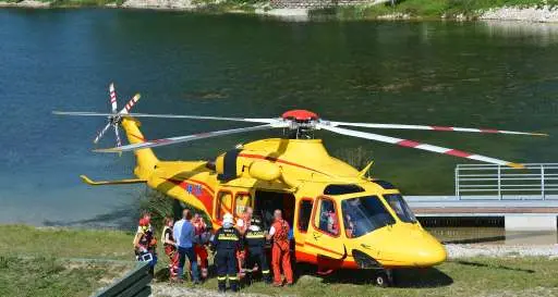 Rischia di annegare nel lago di Terlago Donna di 74 anni rianimata dai soccorritori