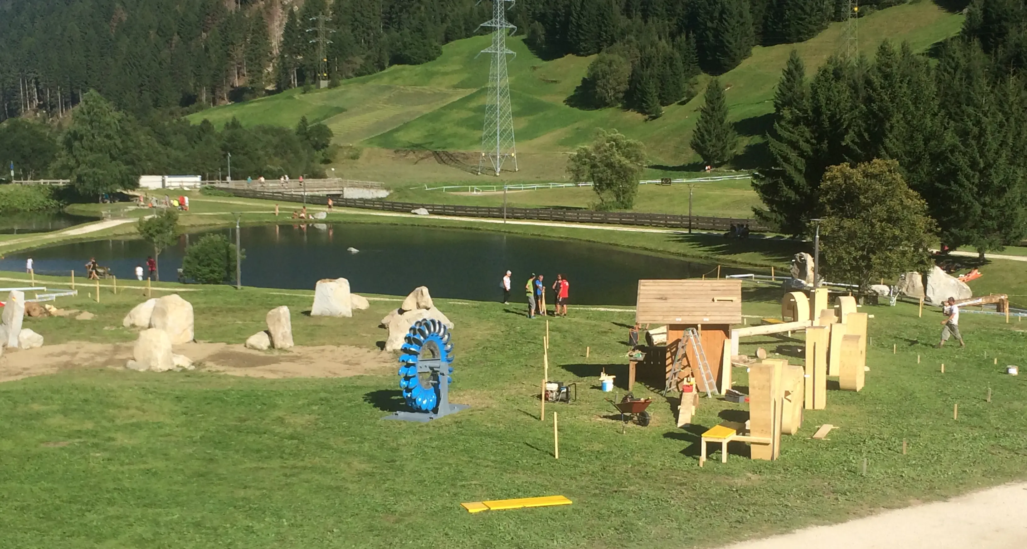Il campo di gara del Trials a Vermiglio, un'opera d'arte con legno, pietre e acqua