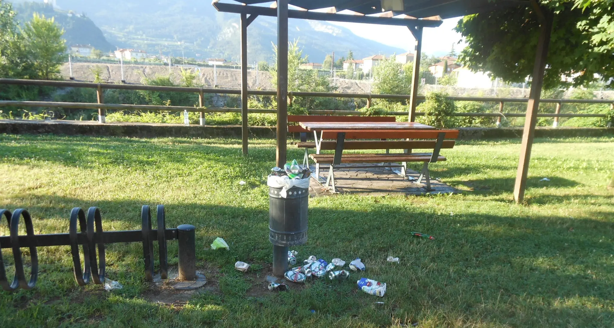 Il pic-nic degli «incivili» lungo la pista ciclabile