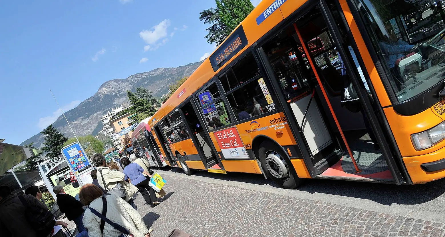 Vigiliane, polemica sugli autobus gratis Fuochi d'artificio e contestazioni E la polenta è nelle mani dei Ciusi