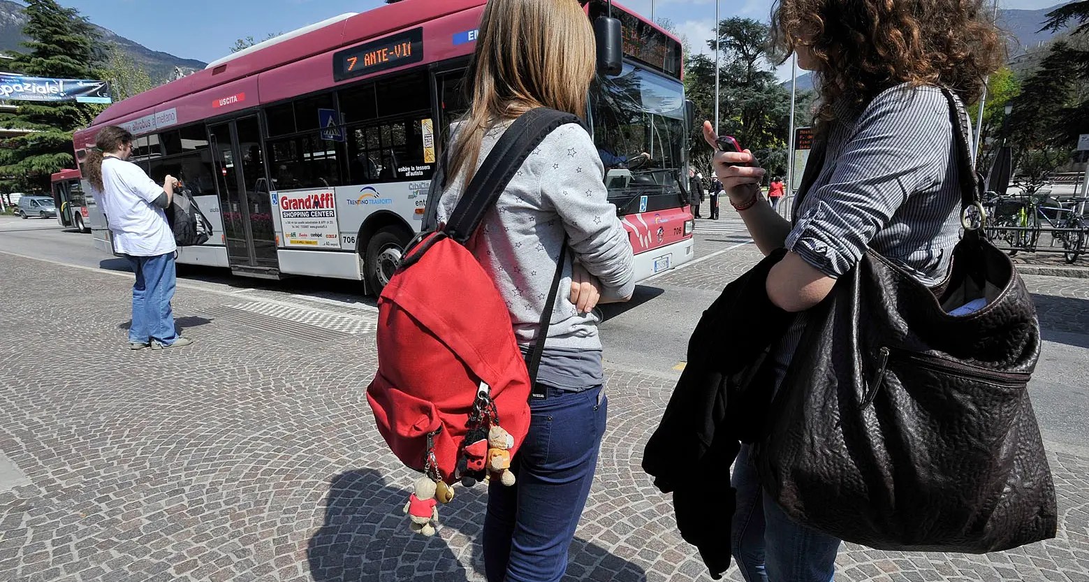 Trasporto pubblico, ecco come ricaricare gli abbonamenti con il bancomat