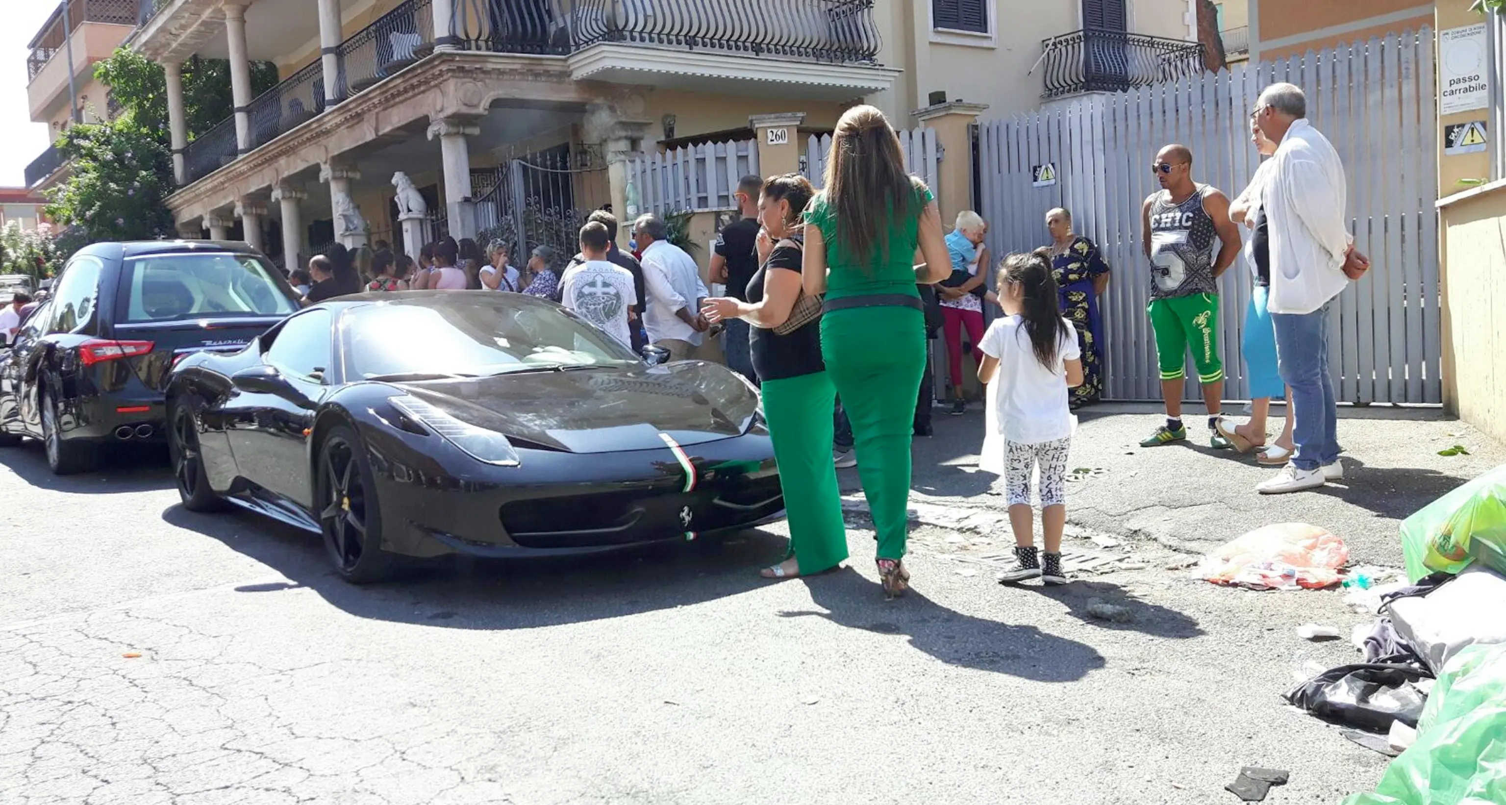 Auto di lusso, petali di rose altro show al funerale di Casamonica