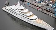 Balli e modelle in bikini sul super yacht del principe saudita: è polemica