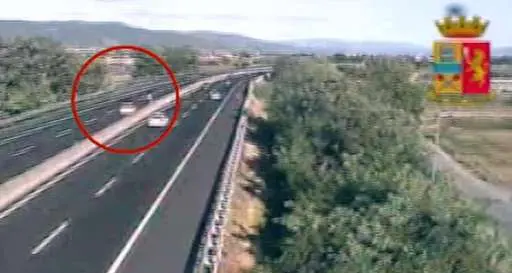 Ottantenne contromano in autostrada, il video