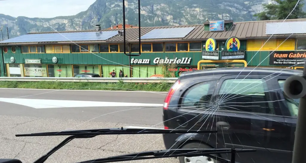 Vuole salire a metà incrocio Spacca il parabrezza del bus