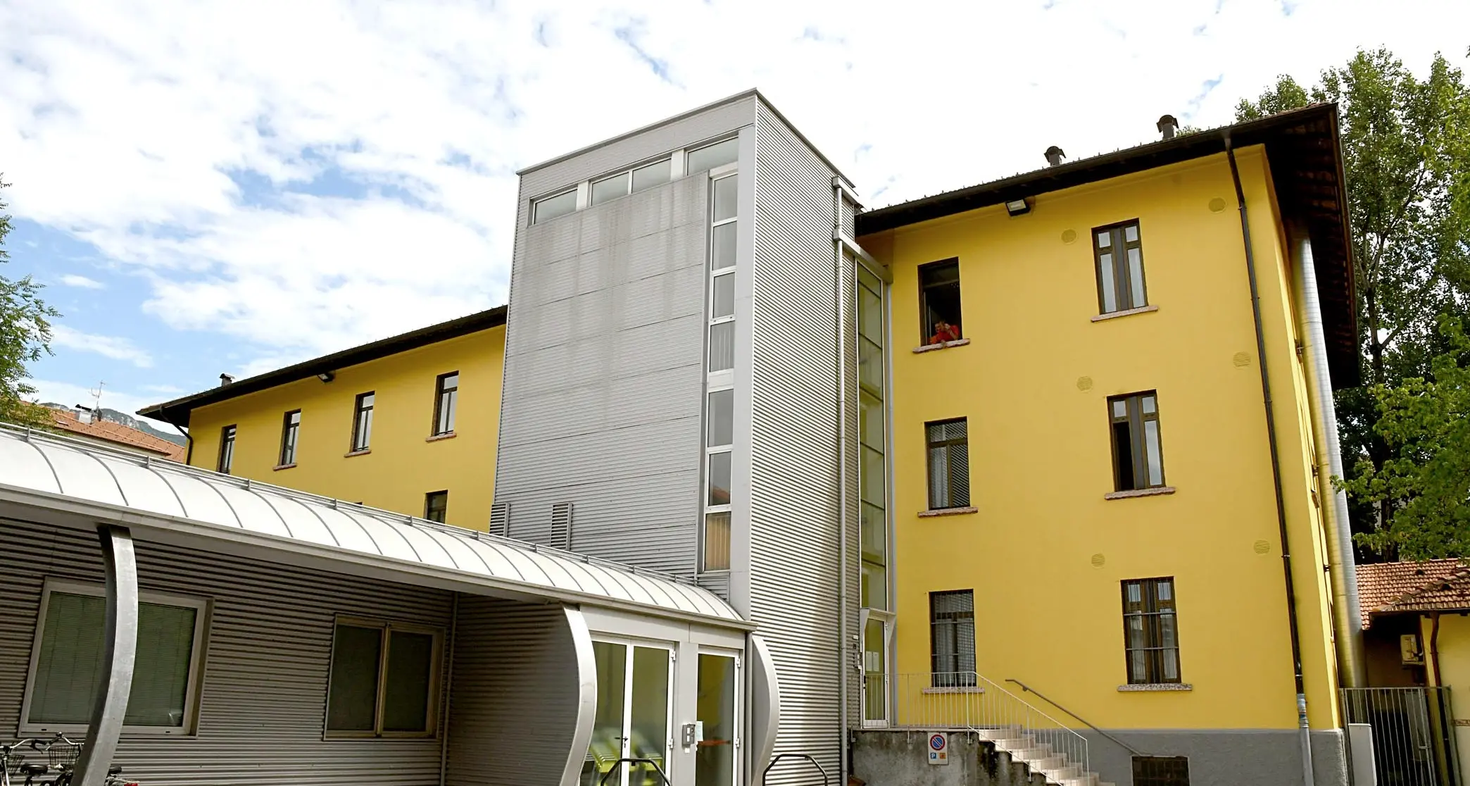 I ladri non risparmiano le associazioni di volontariato Furti nella palazzina di via Bronzetti: spariti soldi e pc