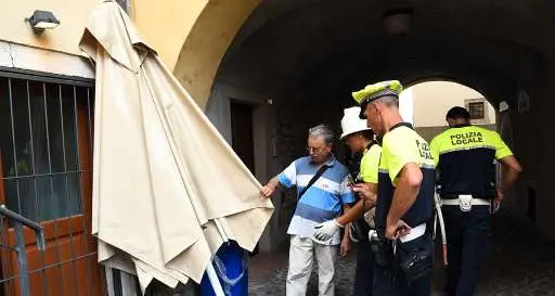 Colpito da un ombrellone 39enne ferito a Trento