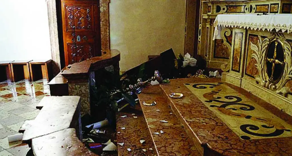 Cles, espulso l'immigrato che vandalizzò la chiesa