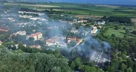 Caorle, un campeggio in fiamme Evacuati i turisti, pompieri al lavoro