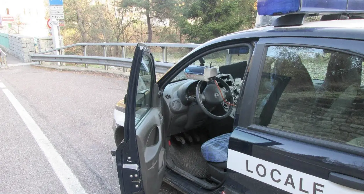 Era uno dei minorenni a bordo dell'auto rubata il ragazzo ferito da un'arma da fuoco alla gamba