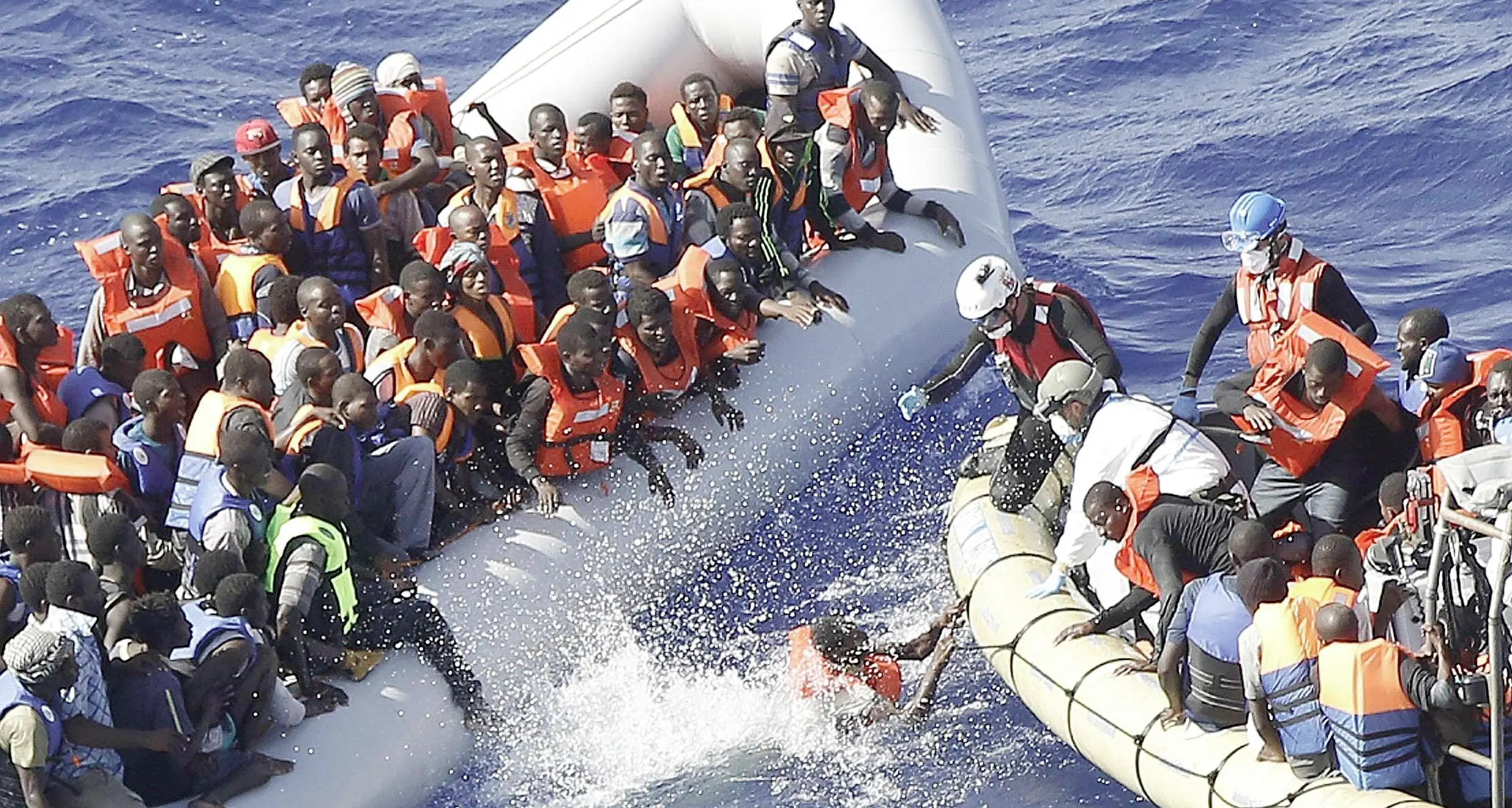 Traffico di migranti: 38 fermi «Uccisi per vendere organi»
