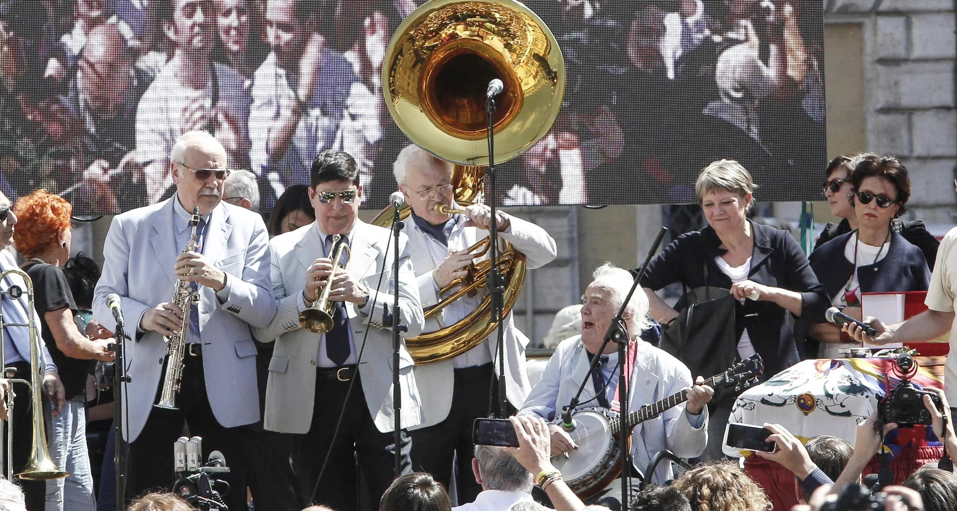 Piazza Navona, musica e saluti per l'addio a Pannella. Diretta