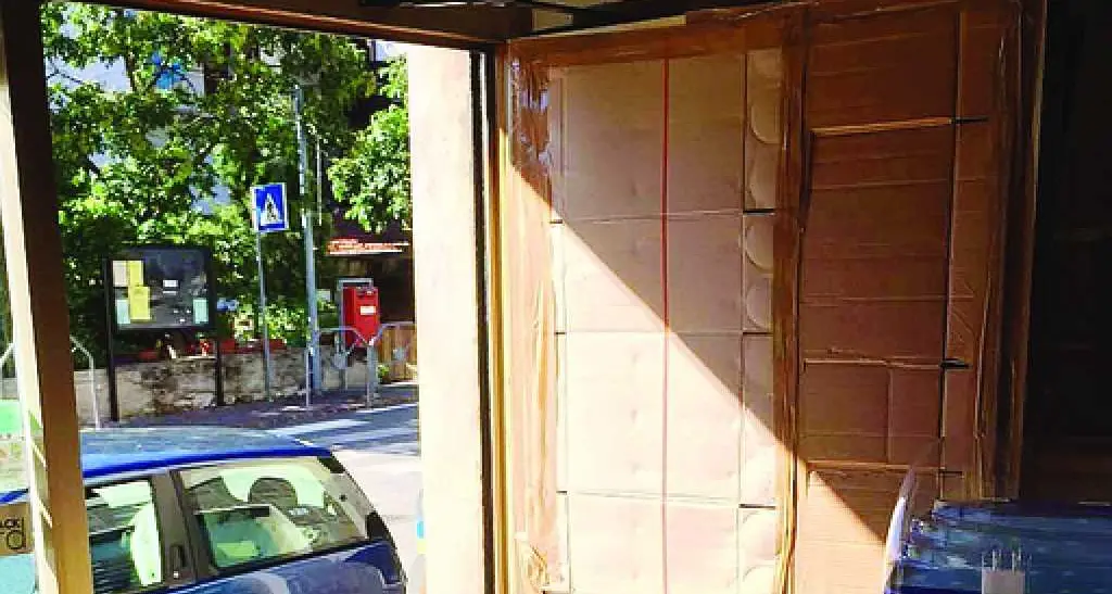 Non gli danno più da bere Sfonda la porta del bar