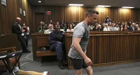 Pistorius cammina in aula senza protesi