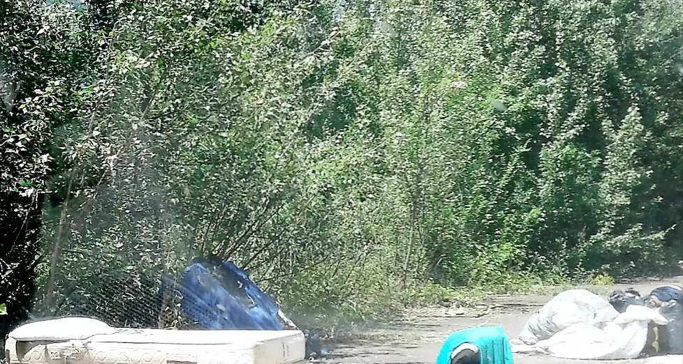 Cacciato dalla ex Sloi, riecco il «villaggio» di Trento Nord Tende e materassi nascosti dai rovi alla Carbochimica