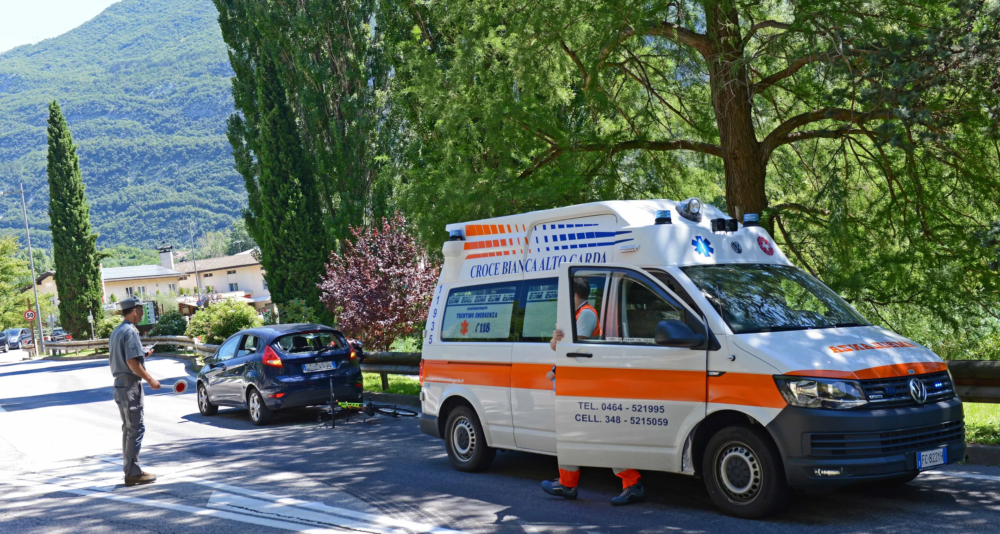 Un ciclista della Charly Gaul tampona un'auto a un bivio